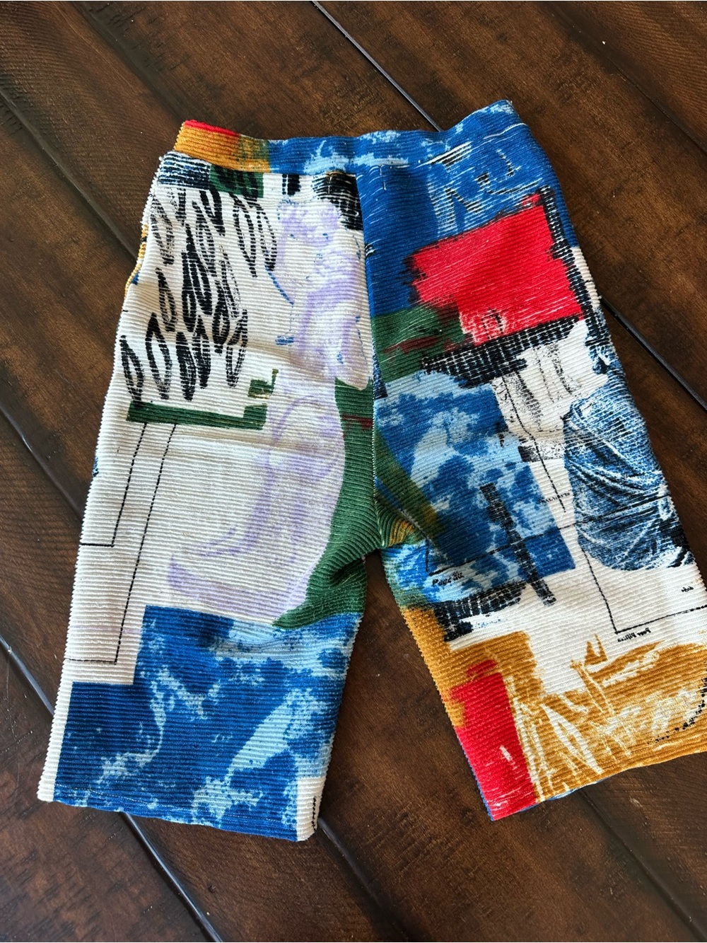 Multicolor Abstract Print Ribbed Shorts - Picture 2 of 4
